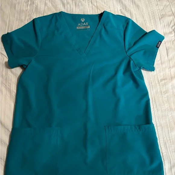 Women’s scrub set - Picture 2 of 5